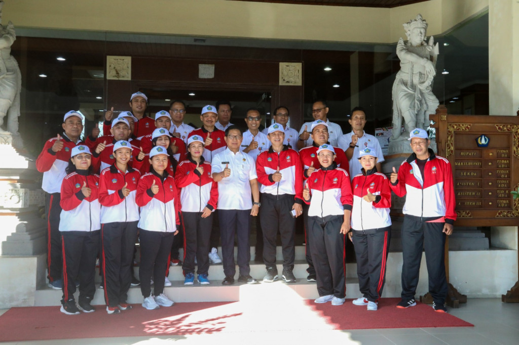 Sekda Adi Arnawa Lepas Kontingen Pornas KORPRI XVI